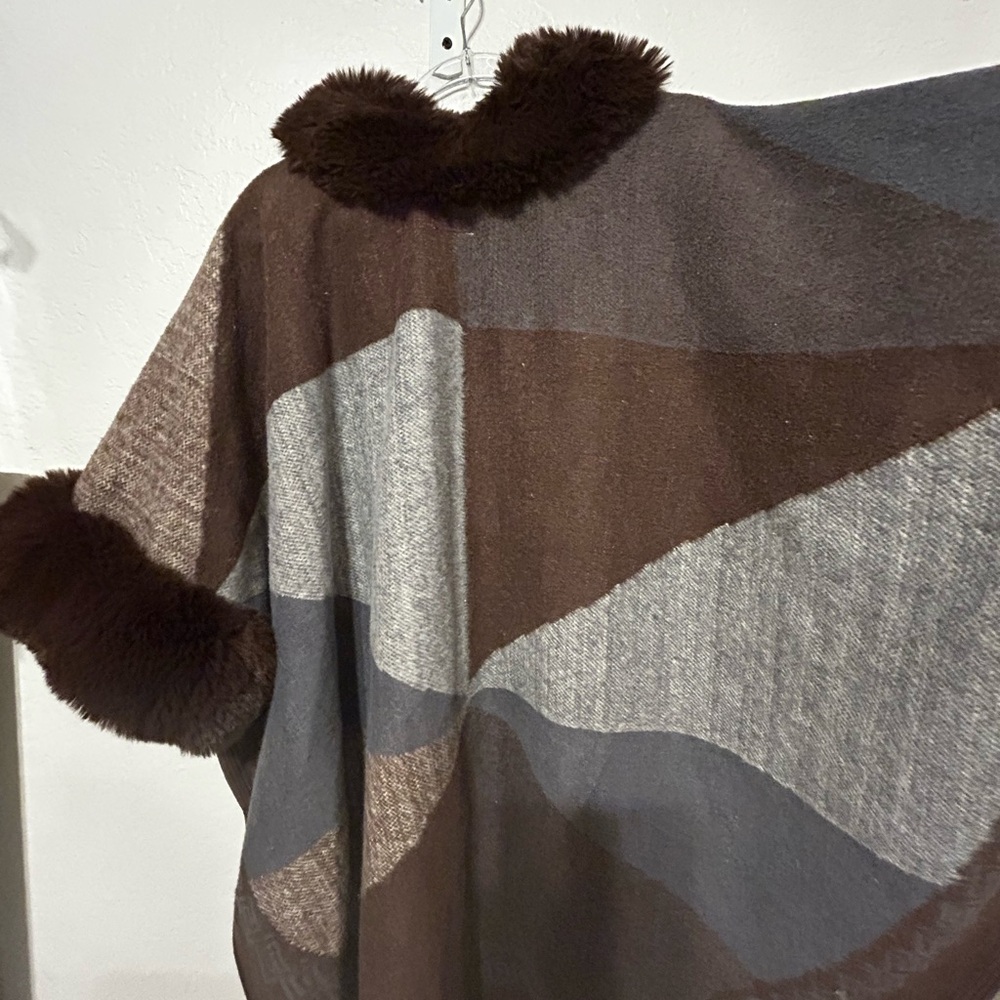 🐾Northern Angel poncho wrap/ Plaid Cape with Fur Trim size S/M GUC - Picture 11 of 11